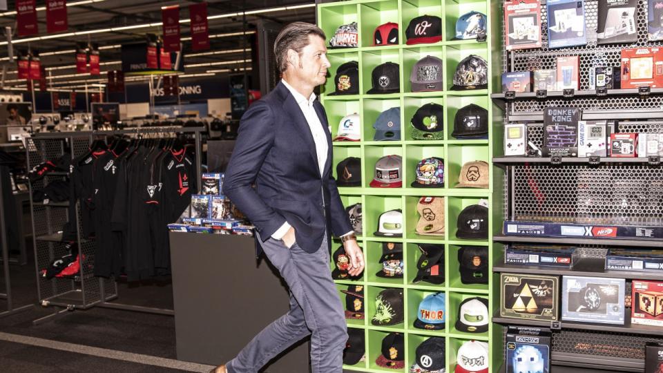 “Vi har været ude i god tid og har købt rigtig mange produkter ind. Men vi ser også stadigvæk, at fragten – i kombination med komponentmangel – gør, at det er svært at få produkter,” siger Peder Stedal, der er adm. direktør for Elgiganten i Danmark. Arkivfoto: Sophie Voisin
