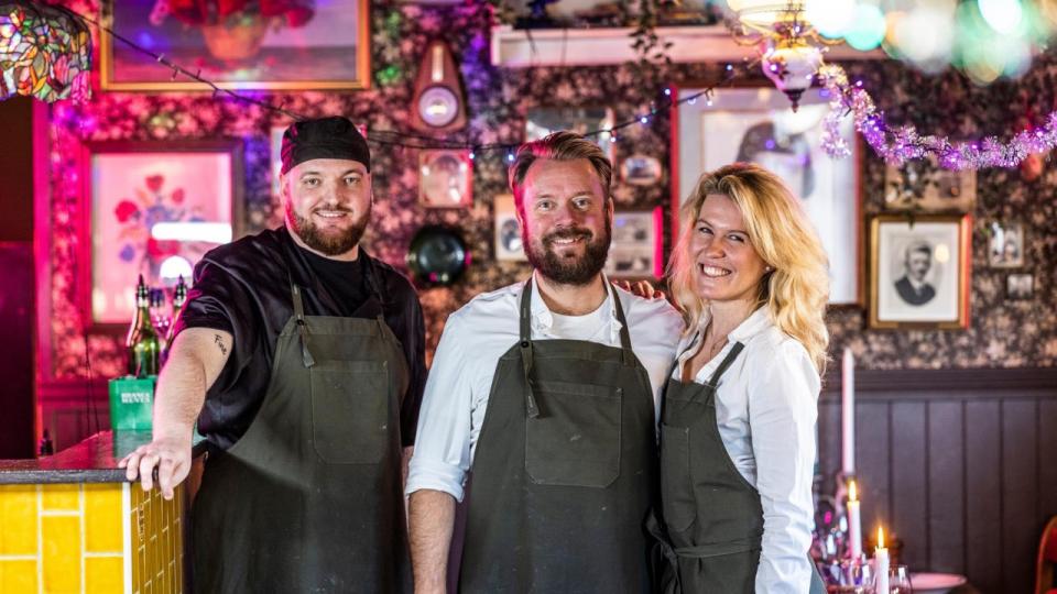 Ægteparret Frank Svärd Pedersen og Camilla Basse (t.h.) driver Franks Kro.