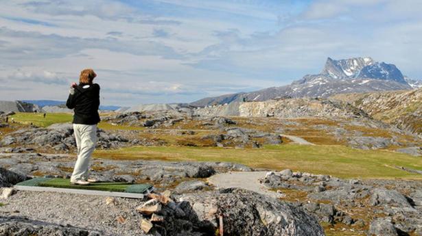 Kriger mm damper Golf i Grønland – Tee on the rocks