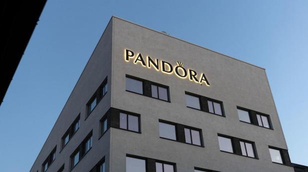 ø Salg gå på pension Efter otte måneder på posten: Pandoras driftsdirektør stopper med  øjeblikkelig virkning